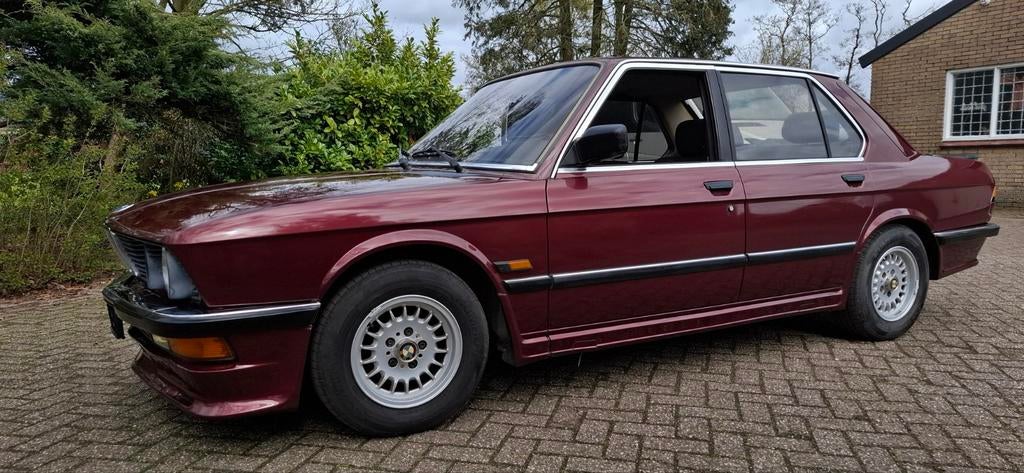 Liefhebbers opgelet. BMW 518i E28 1987 Oldtimer., Auto's, Oldtimers, Achterwielaandrijving, Handgeschakeld, Particulier, Onderhoudsboekje