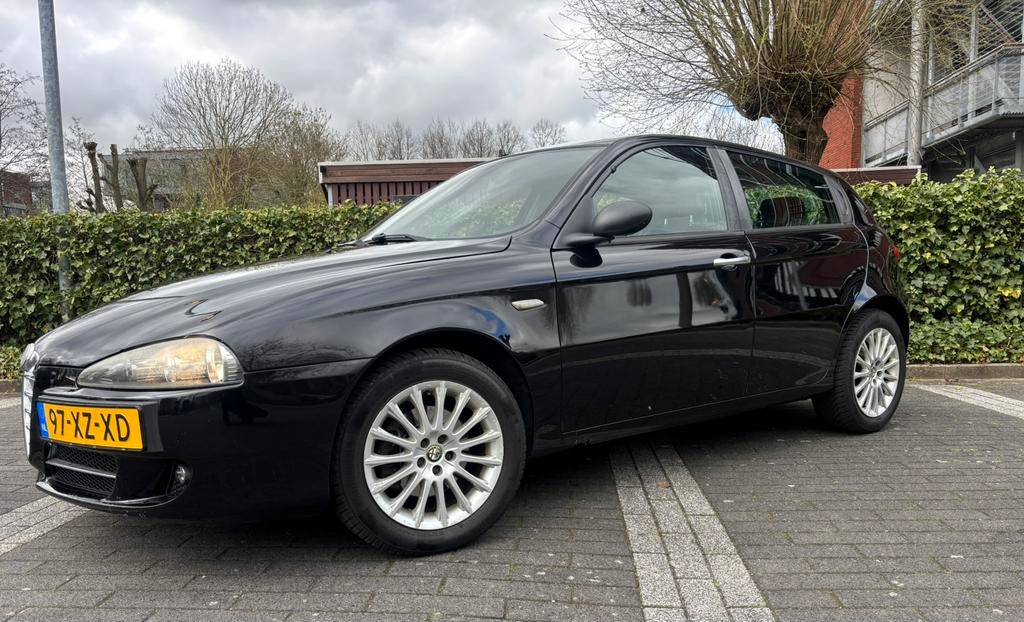 Alfa Romeo 147 1.6 T.spark 16V 77KW 5DR 2007 Zwart, Voorwielaandrijving, 4 cilinders, 400 kg, Zwart