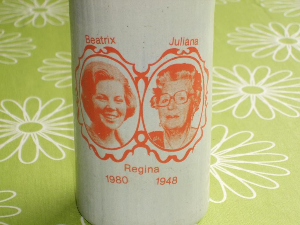 Pikeurtje fles troonopvolging Beatrix - Juliana 1980 - 1948, Verzamelen, Koninklijk Huis en Royalty, Ophalen of Verzenden, Gebruikt