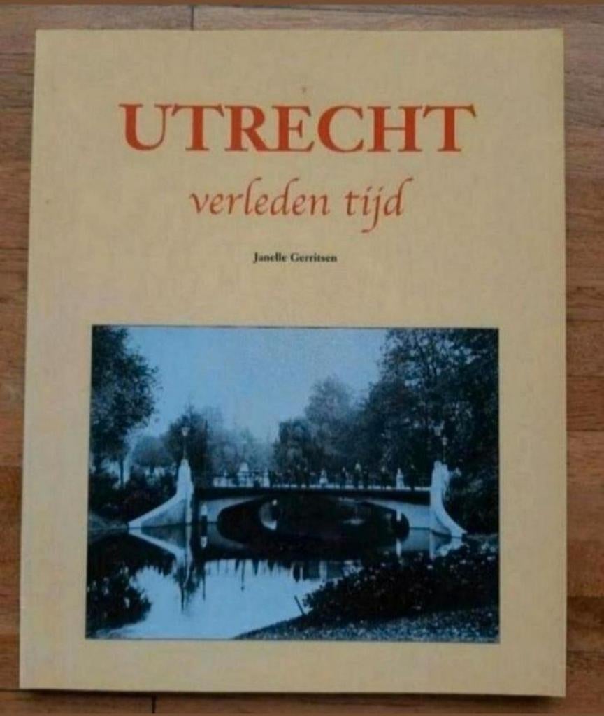Utrecht verleden tijd Fotoboek geschiedenis en informatie, Ophalen of Verzenden, Zo goed als nieuw