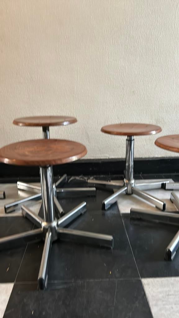 Oude metalen schoolkrukjes, Ophalen, Zo goed als nieuw