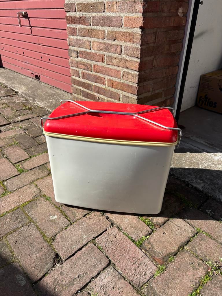 Koelbox rood/wit met handvat, Caravans en Kamperen, Koelboxen, Ophalen of Verzenden, Gebruikt, Koelbox, Koelelement