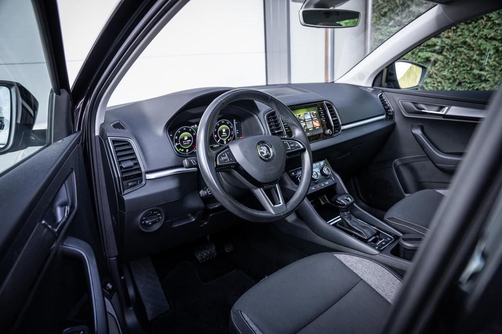 Skoda Karoq 1.5 TSI ACT Sportline Pano-dak|Trekhaak|Camera|A, Auto's, Stof, 4 cilinders, 150 pk, Zwart