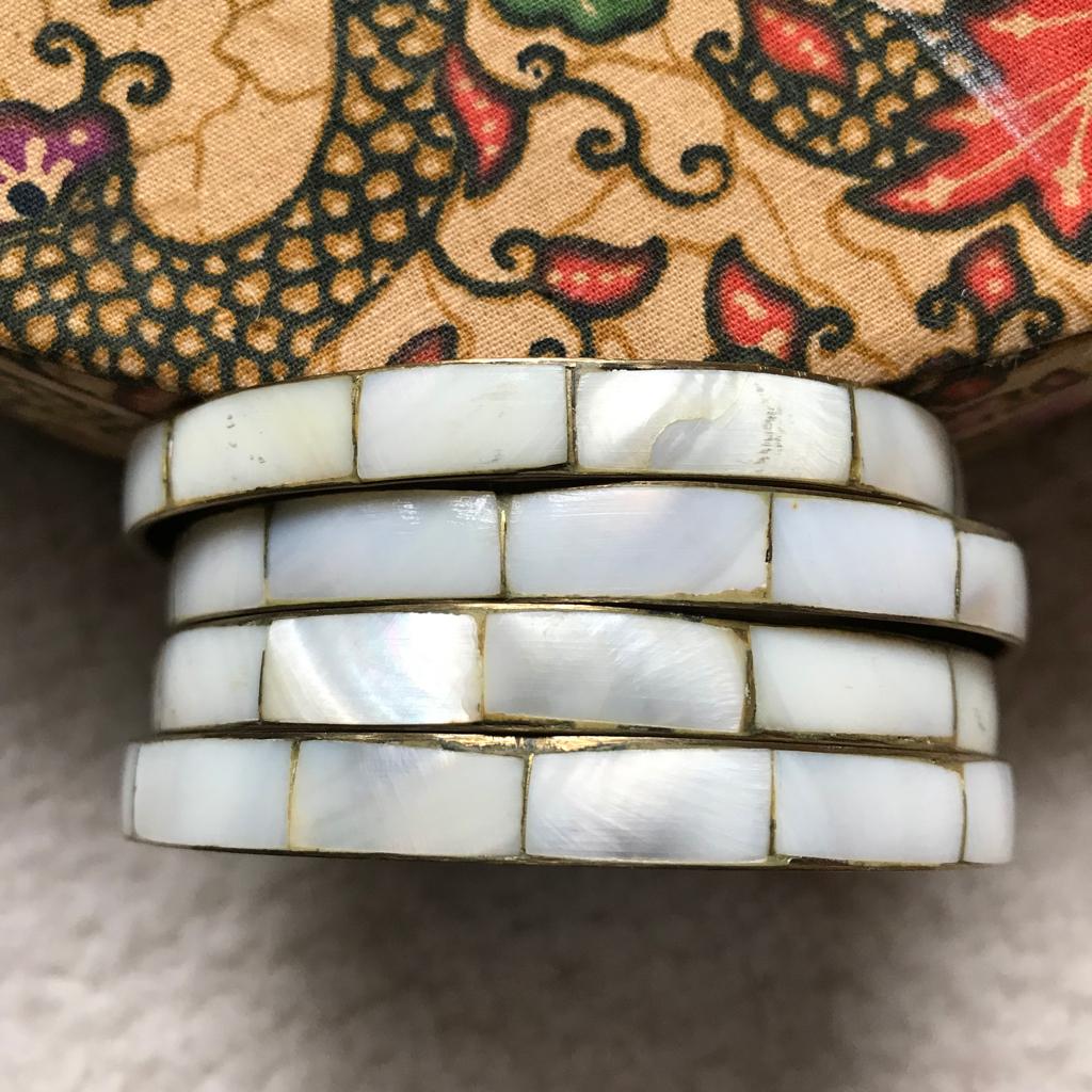 Armbanden 4 stuks - wit - jaren 70 - vintage, Ophalen of Verzenden, Zo goed als nieuw, Wit, Overige materialen