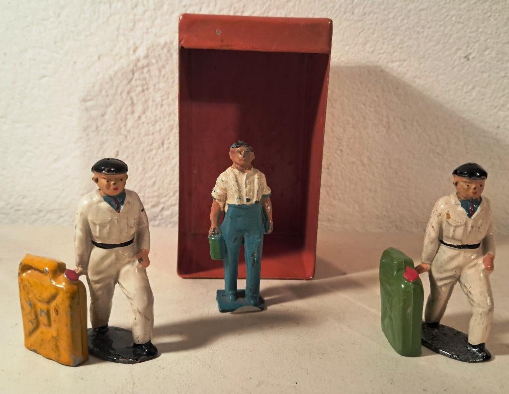 spoor 0 oud zeldzaam loden garage personeel met jerrycans, Antiek en Kunst, Antiek | Speelgoed, Ophalen of Verzenden