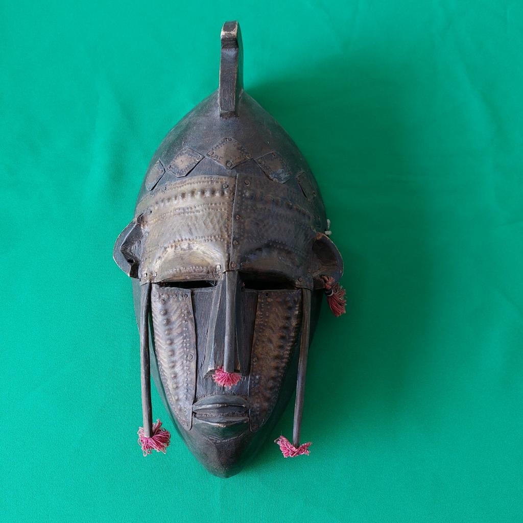 Oud Afrikaans masker  met metaal en hout, Ophalen