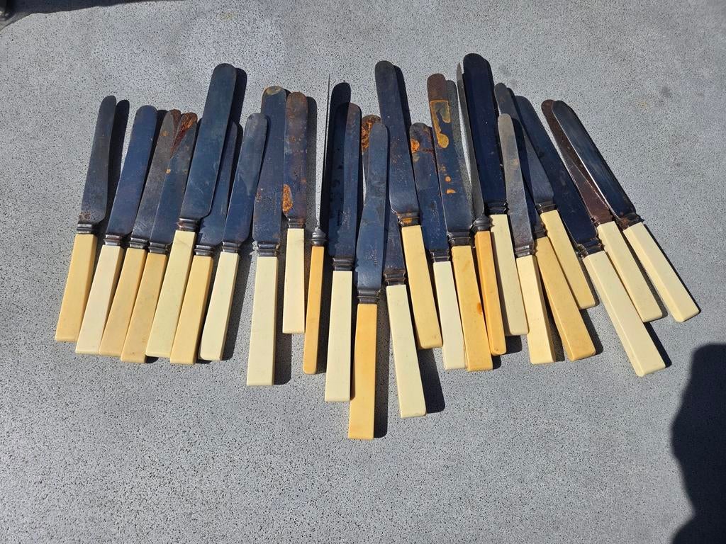 Antieke messen - bakeliet heft en metalen lemet ( 24 stuks ), Ophalen of Verzenden