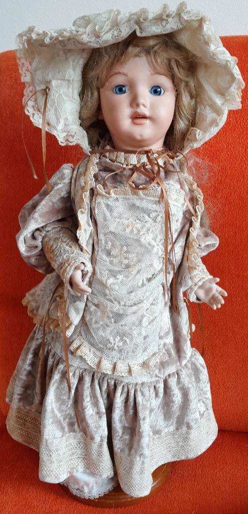 Handgemaakte Duitse porseleinen pop op houten sokkel 45 cm, Ophalen of Verzenden, Gebruikt, Pop