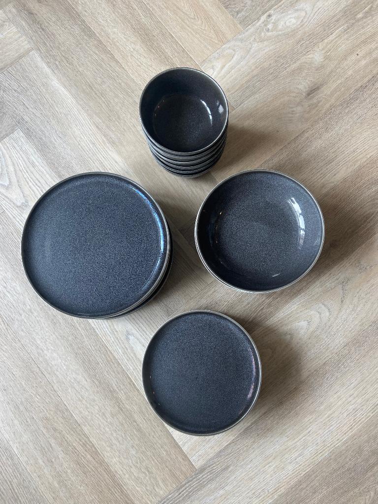 Grijs servies van Ikea, Huis en Inrichting, Keuken | Servies, Zo goed als nieuw, Bord(en), Overige stijlen, Aardewerk, Ophalen