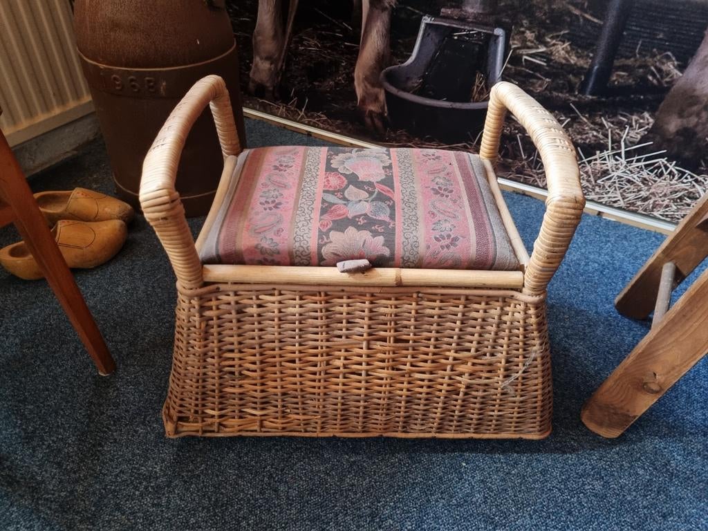 Antieke rieten opbergmand met kussen, Ophalen