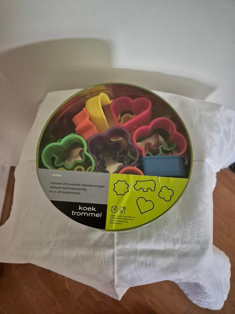 2 nieuwe koektrommels + uitsteekvormpjes, nog in plastic, Ophalen of Verzenden, Nieuw, Taarten, Bakvorm