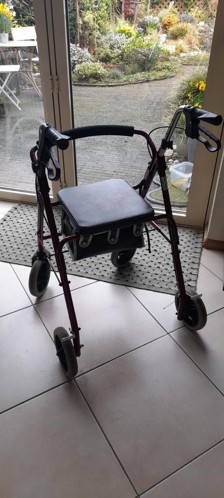 In zeer goede staat,,licht gewicht rollator, Ophalen, Opvouwbaar, Zo goed als nieuw