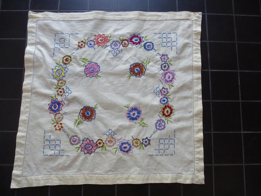 met de hand geborduurd kleedje, Ophalen of Verzenden