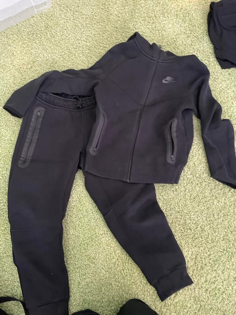 Nike Tech Fleece Pak - Maat 140/146 (M), Ophalen of Verzenden, Gebruikt, Jongen of Meisje, Setje