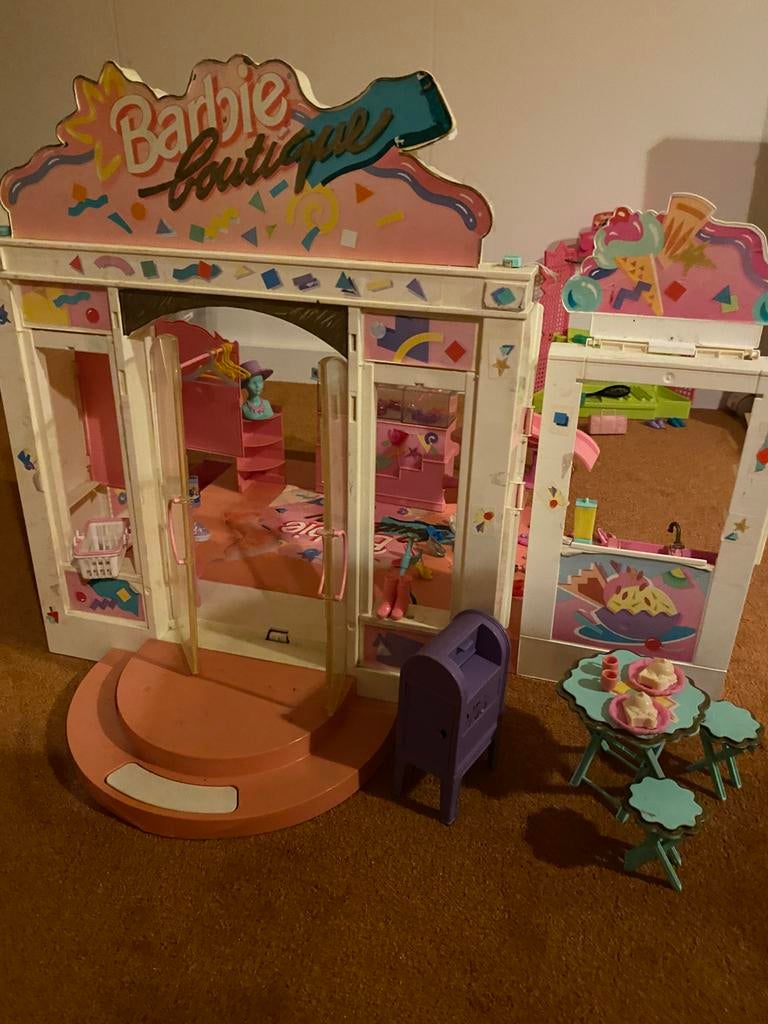 Vintage barbie boutique met veel toebehoor., Ophalen of Verzenden, Zo goed als nieuw, Toebehoren