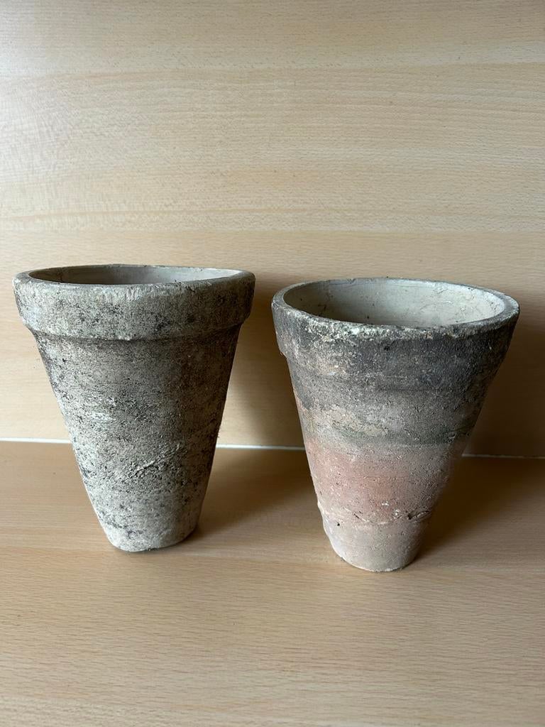 Twee stenen bloempotten, 25 tot 40 cm, Gebruikt, Rond, Ophalen of Verzenden