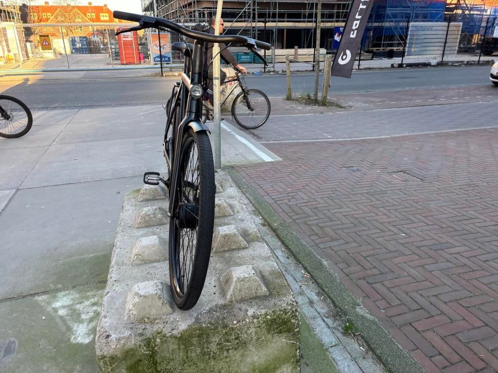 VAN MOOF Stijlvolle zwarte stadsfiets - Zo goed als nieuw, Versnellingen, Zo goed als nieuw, 53 tot 57 cm, Ophalen