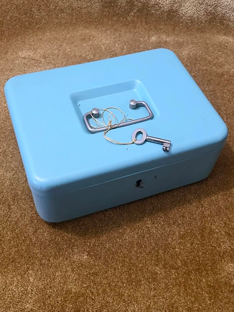 Vintage lichtblauwe metalen geldkist met sleutel, Ophalen of Verzenden, Gebruikt, Metaal of Blik, Object of Gebouw