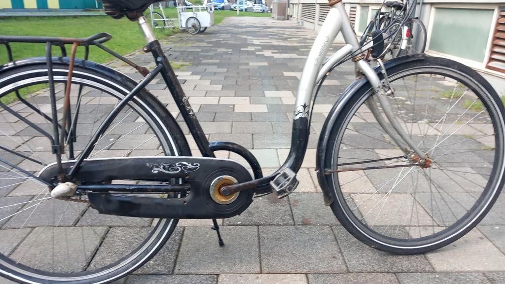 Damesfiets zwart met zilver, Fietsen en Brommers, Ophalen of Verzenden