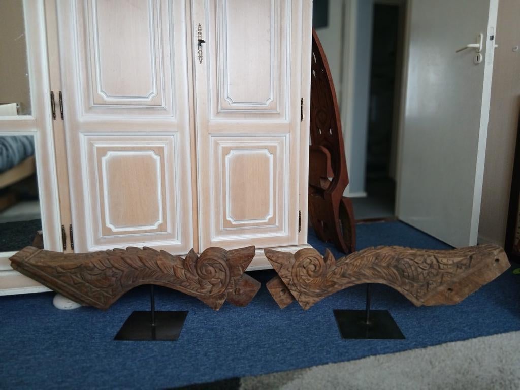 2x houten tempel ? ornament corbel India Indonesië snijwerk, Ophalen