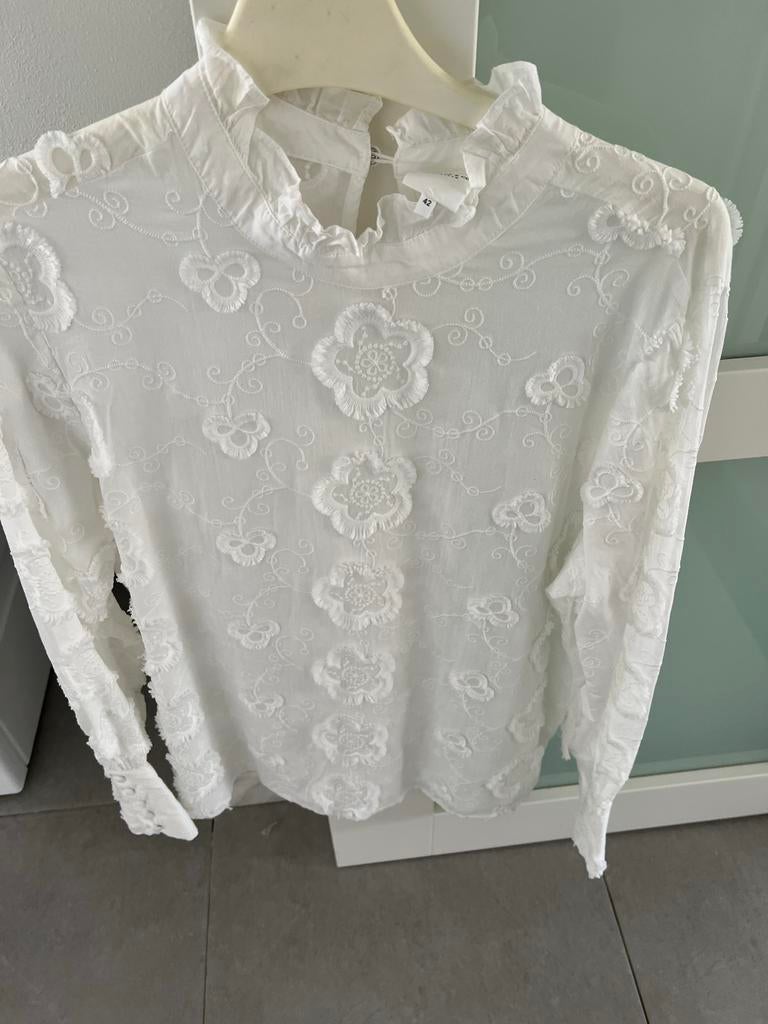 Witte blouse met bloemenborduursel, Verzenden, Zo goed als nieuw, Maat 42/44 (L), Wit