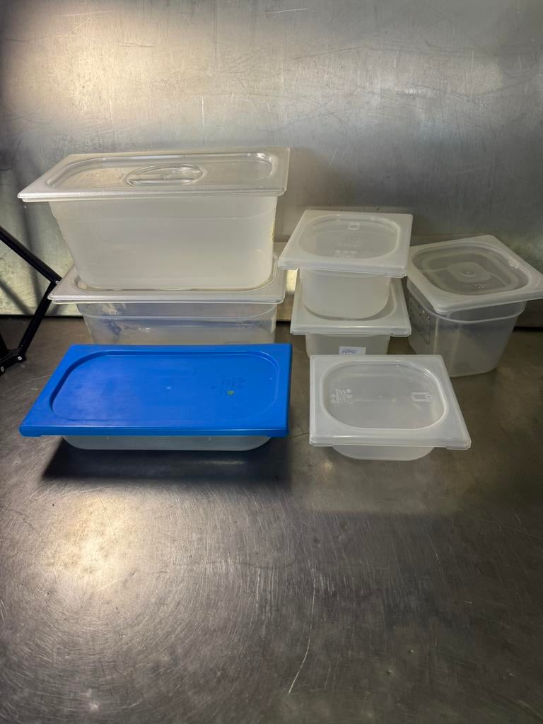 7 kunststof gastronom bakken met deksel, Ophalen, Zo goed als nieuw