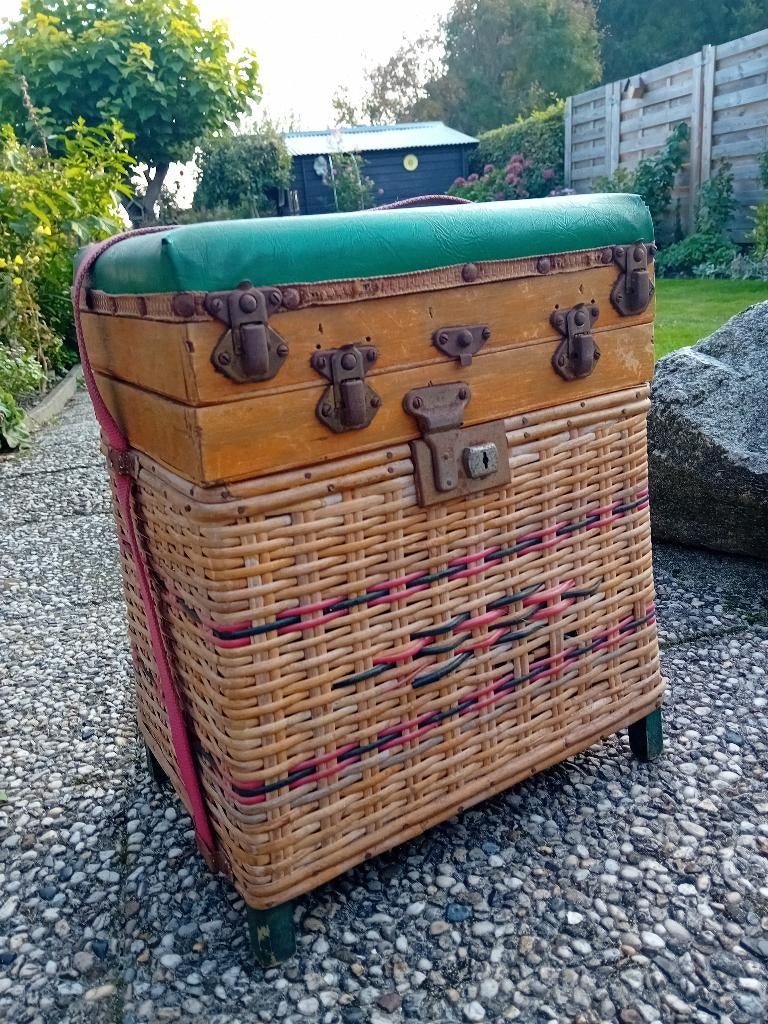 Oude rieten viskoffer, Ophalen