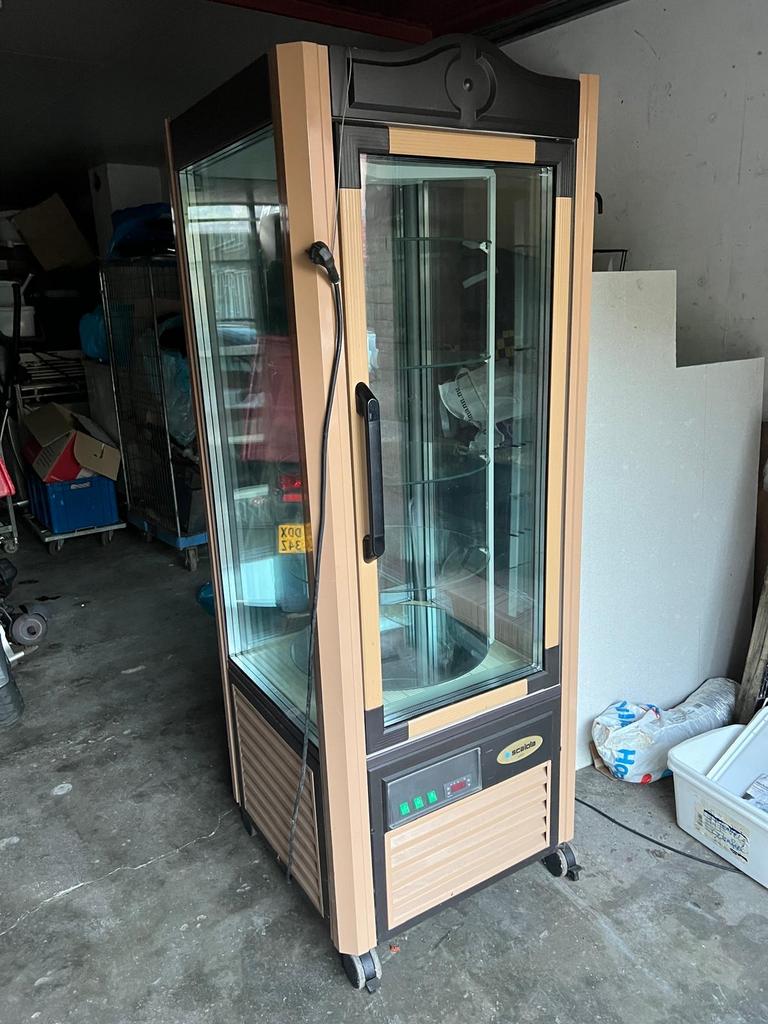 SCAIOLA koelvitrine, Ophalen