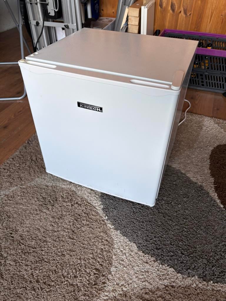 Kintech mini koelkast - Zo goed als nieuw, Witgoed en Apparatuur, Koelkasten en IJskasten, Ophalen, Zonder vriesvak, Minder dan 45 cm