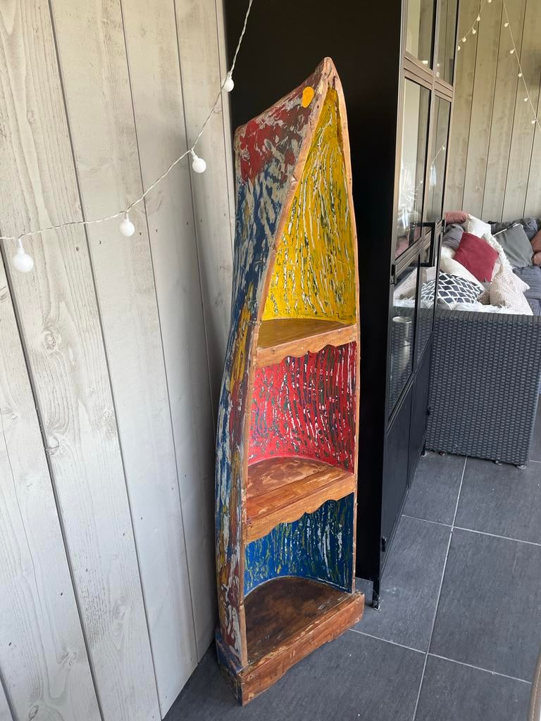 Uniek meubelstuk: halve koloniale kano met planken, Huis en Inrichting, Kasten | Boekenkasten, Nieuw, Minder dan 50 cm, 150 tot 200 cm