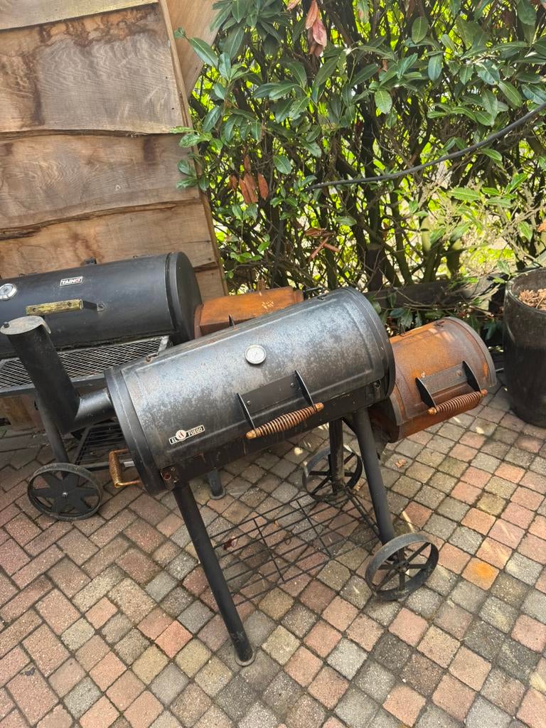 2 Taino BBQ smoker / offset smoker houtskool grills, Ophalen, Zo goed als nieuw