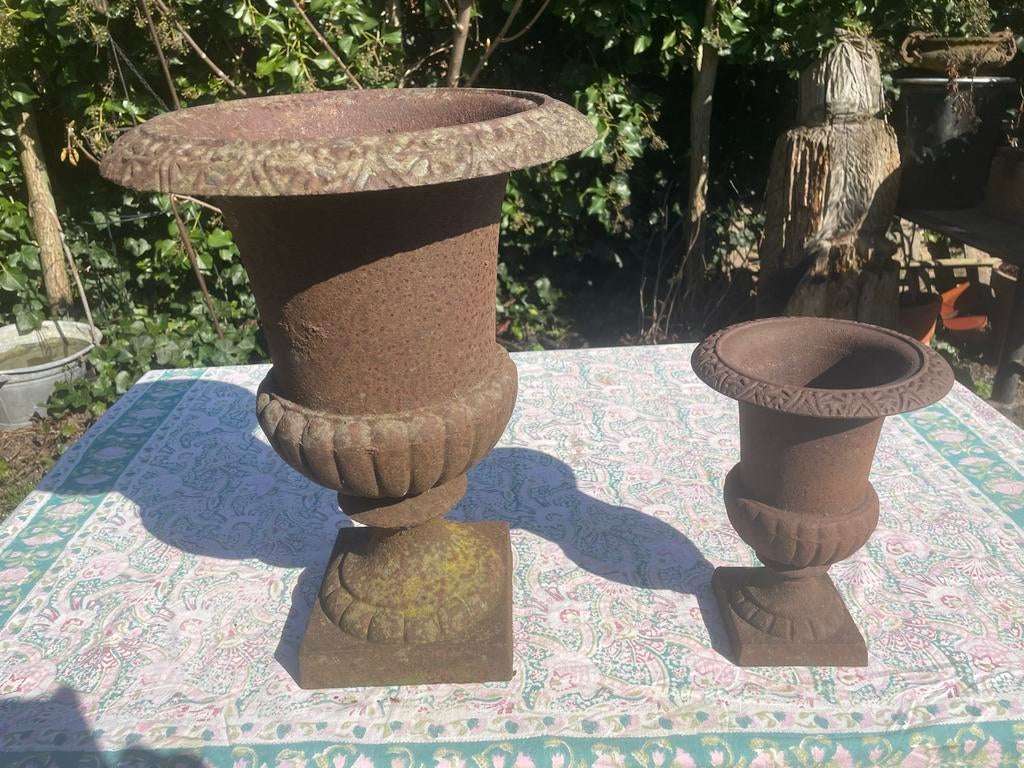 Twee gietijzeren tuinvazen, Tuin en Terras, Tuinvazen, Ophalen, Gebruikt