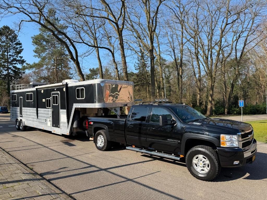 Featherlite 8541 trailer & Chevrolet KS 2500 6.6 liter V8, Chemisch toilet, Ringverwarming, Diesel, Koelkast