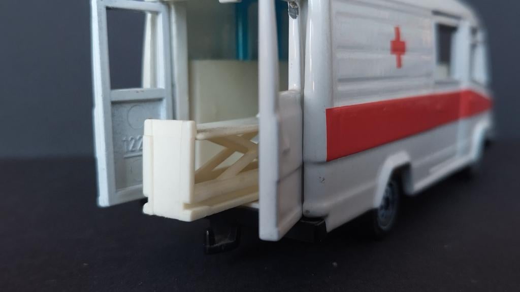 Mercedes Benz 809 D ambulance 1:55 Siku 2011 Pol, Schlittenbacherstrasse 60 Lüdenscheid Germany, Auto, Zo goed als nieuw, Siku@siku.de