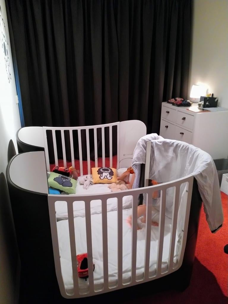 Leander  Babybed Antraciet met Junior Kit & Bybo Commode, Ophalen of Verzenden, Zo goed als nieuw, Ledikant