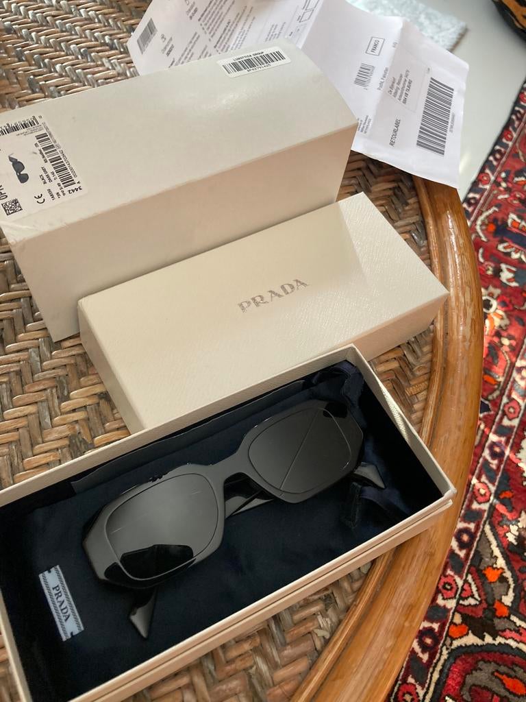 Prada Retro zonnebril PR17WS nieuw orgineel ( bijenkorf), Ophalen of Verzenden, Nieuw, Zwart, Overige merken