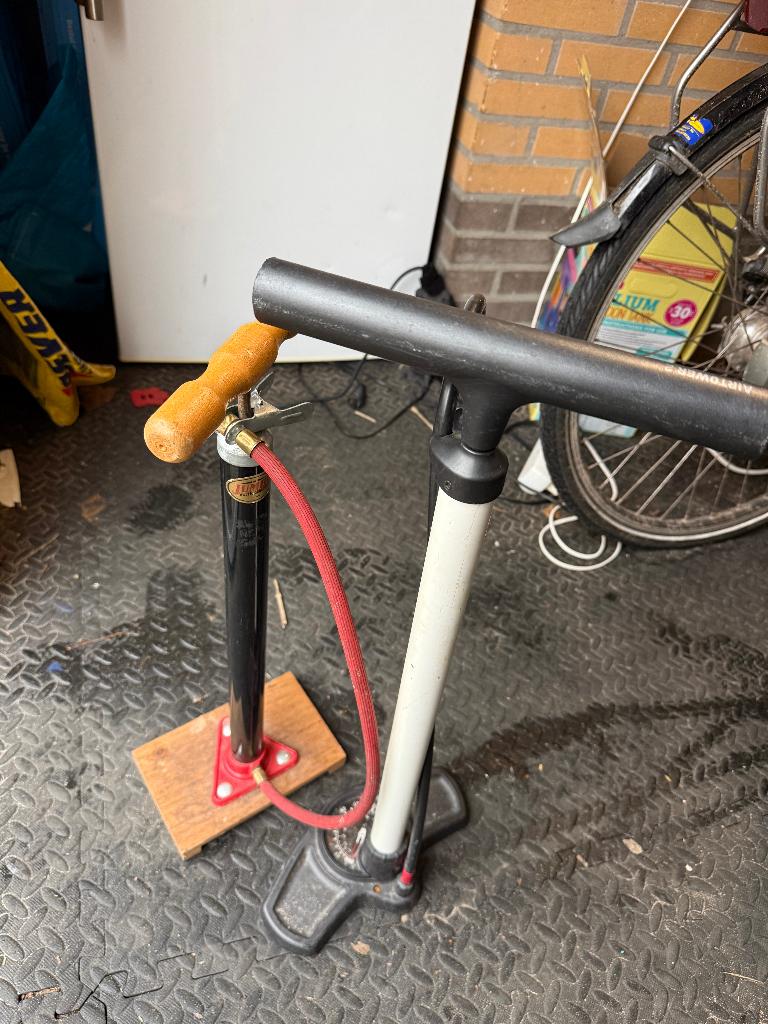 2 fietspompen met verschillende ventielen, Ophalen, Drukmeter, Gebruikt