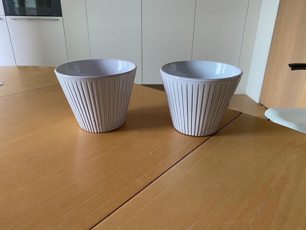 2 bloempotten Erica wit nr. 240-3a, Rond, Ophalen of Verzenden, Aardewerk, Minder dan 40 cm