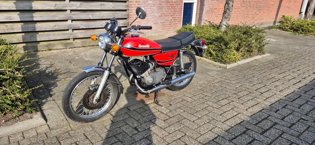 Benelli 125 cc 2 cilinder 2 takt 1977 in originele staat.