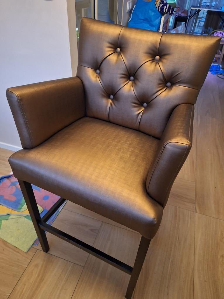 Mooie bruine barkruk met armleuning brons, Gebruikt, Met voetsteun, Ophalen, Hout