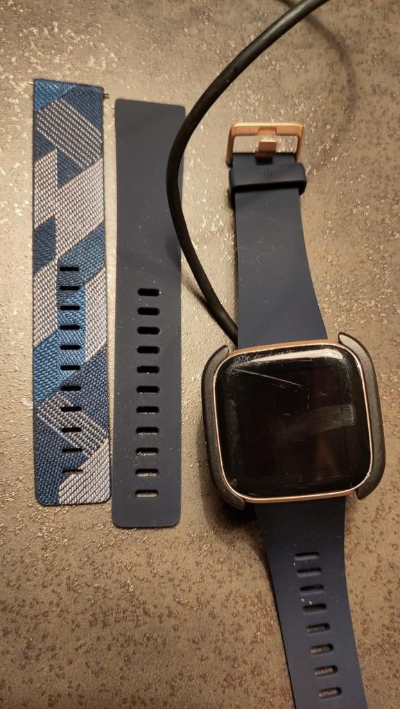 Fitbit Versa 2 - rose gold met nieuw blauw bandje, Gebruikt, Ophalen of Verzenden, Fitbit, Afstand