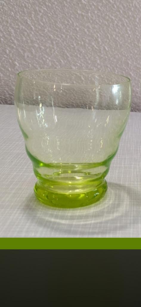 Groene glazen kan en beker set  KRISTALUNIE MAASTRICHT, Antiek en Kunst, Antiek | Glas en Kristal, Verzenden