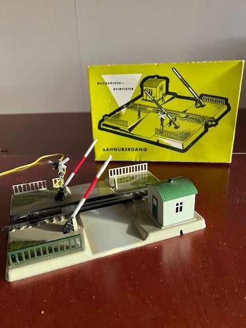 Marklin mechanische overweg 7054 M-rail, Wisselstroom, Rails, Ophalen of Verzenden, Zo goed als nieuw