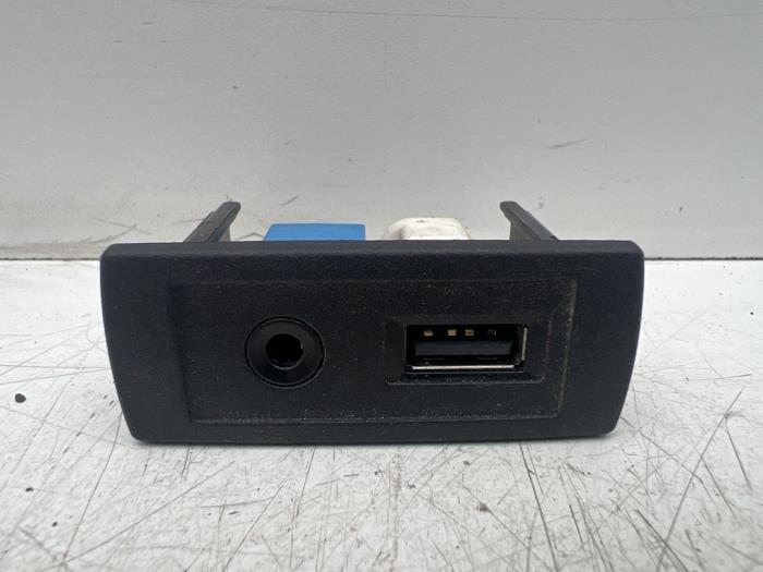 AUX/USB aansluiting van een Mercedes Vito, Gebruikt, -, Ophalen of Verzenden, -