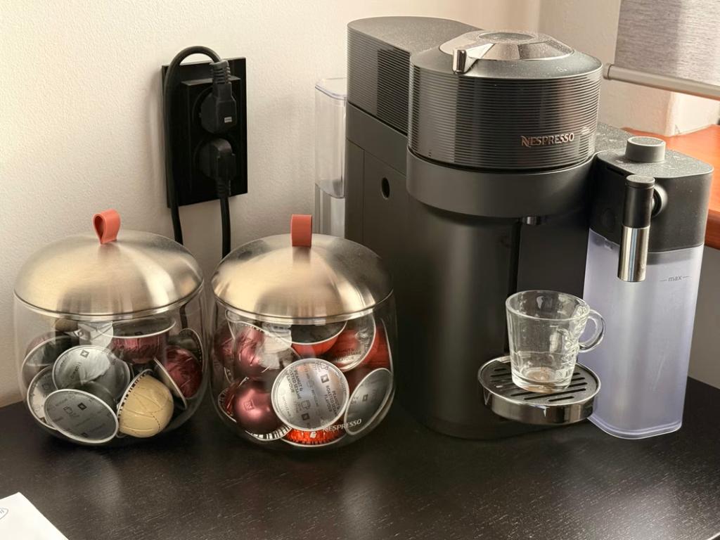 DeLonghi Nespresso Vertuo Lattissima, 10 kopjes of meer, Koffiemachine, Ophalen of Verzenden, Zo goed als nieuw