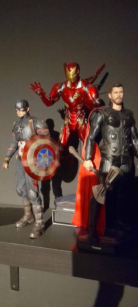 Hot Toys 2 stuks, Ophalen of Verzenden, Zo goed als nieuw