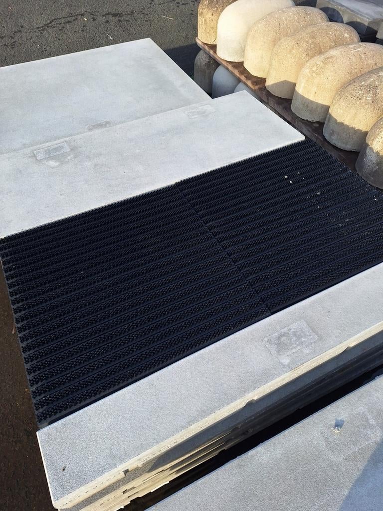 Betonplaat met veegmat. Schoonloop mat. Betonplaat met bezem, Ophalen of Verzenden, Nieuw, Hout