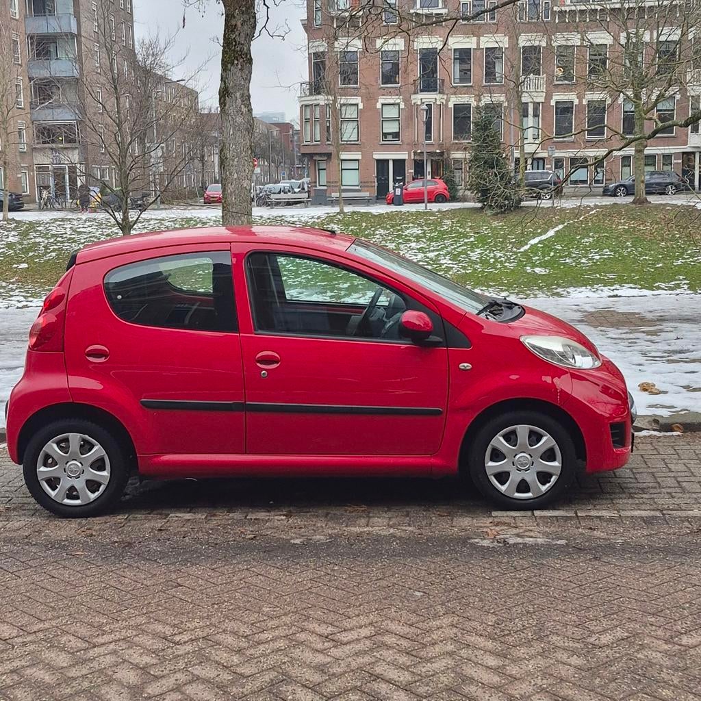 Peugeot 107 1.0 12V 5DR 2011 Rood 92.000km, Auto's, Peugeot, Voorwielaandrijving, 4 stoelen, 68 pk, Origineel Nederlands