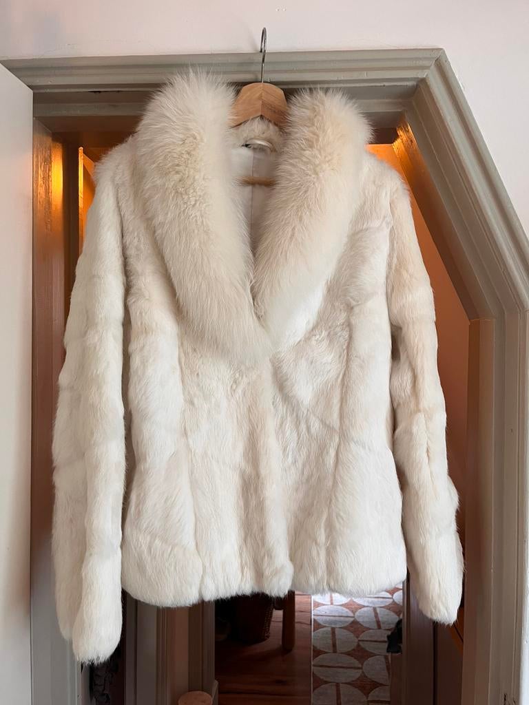 White furry coat with satin lining, Ophalen of Verzenden, Zo goed als nieuw, Maat 38/40 (M), Wit
