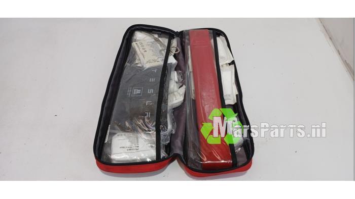 EHBO kit van een Tesla Model 3, Gebruikt, -, Overige automerken, -